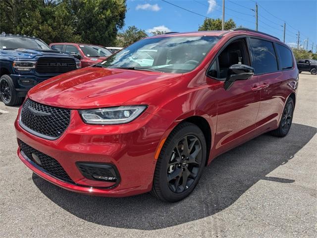 new 2024 Chrysler Pacifica car, priced at $41,935