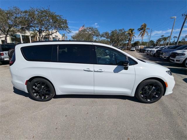 new 2025 Chrysler Pacifica car, priced at $46,545