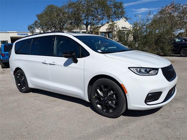 new 2025 Chrysler Pacifica car, priced at $46,545