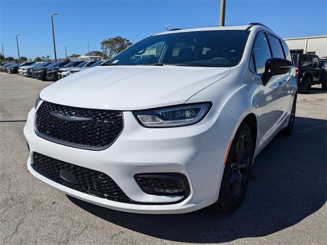 new 2025 Chrysler Pacifica car, priced at $46,545