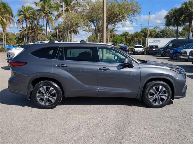 used 2022 Toyota Highlander car, priced at $34,492