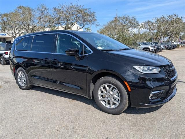 new 2025 Chrysler Pacifica car, priced at $43,920