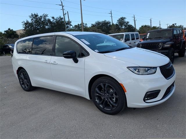 new 2026 Chrysler Pacifica car, priced at $39,905