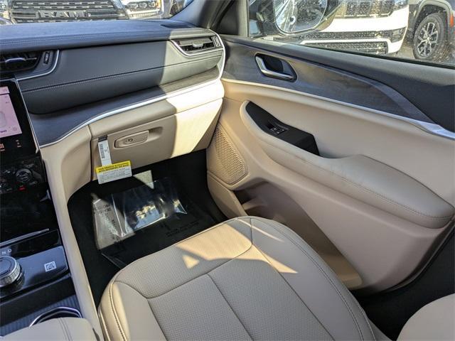 new 2025 Jeep Grand Cherokee car, priced at $43,960