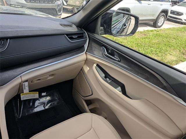 new 2025 Jeep Grand Cherokee car, priced at $41,990