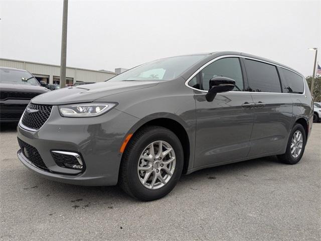 new 2025 Chrysler Pacifica car, priced at $41,920