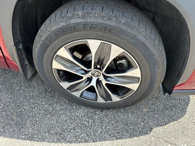 used 2021 Toyota Highlander car, priced at $29,214