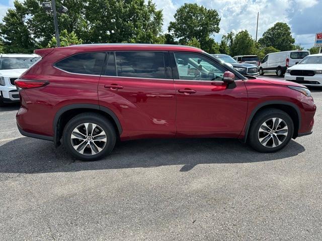 used 2021 Toyota Highlander car, priced at $29,214
