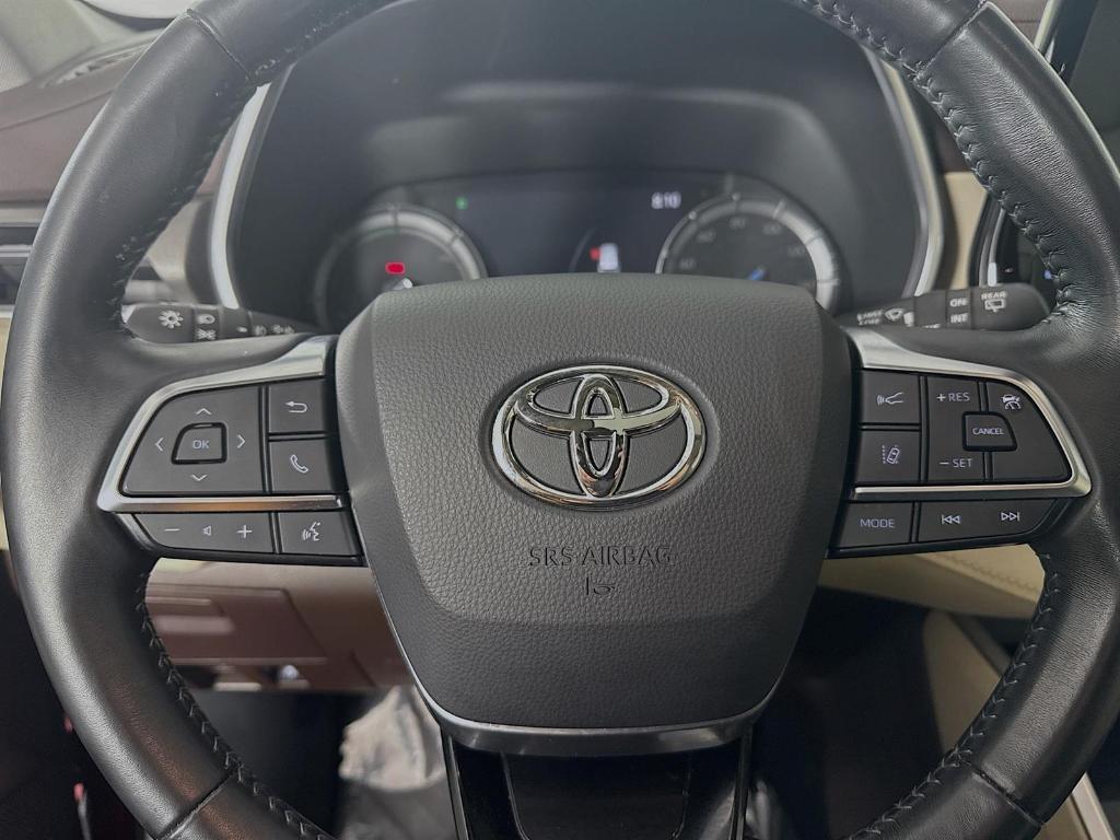 used 2021 Toyota Highlander Hybrid car, priced at $40,000