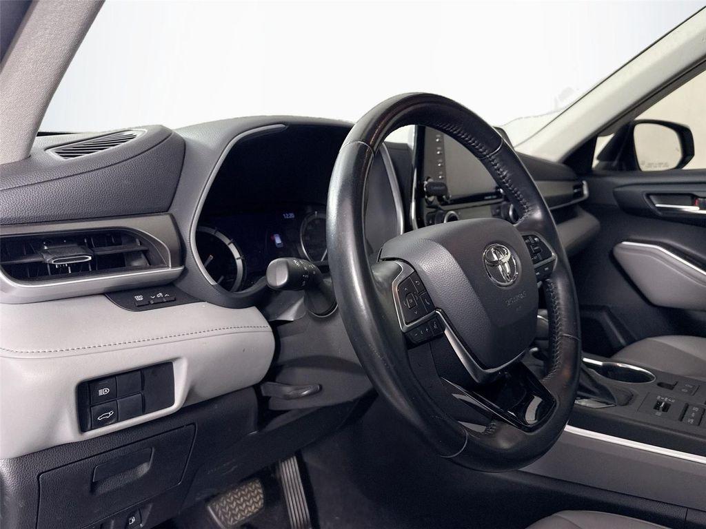 used 2020 Toyota Highlander car, priced at $27,700
