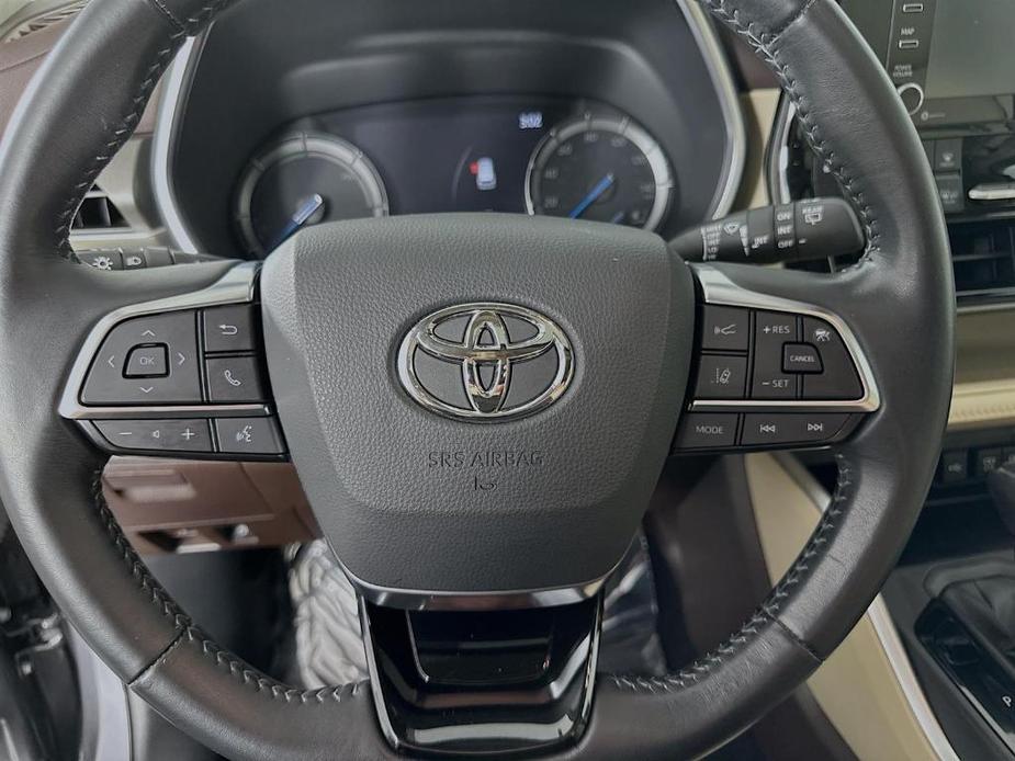 used 2021 Toyota Highlander Hybrid car, priced at $38,000