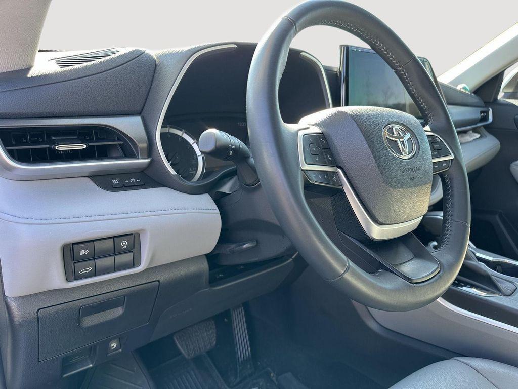 used 2023 Toyota Highlander car, priced at $40,000