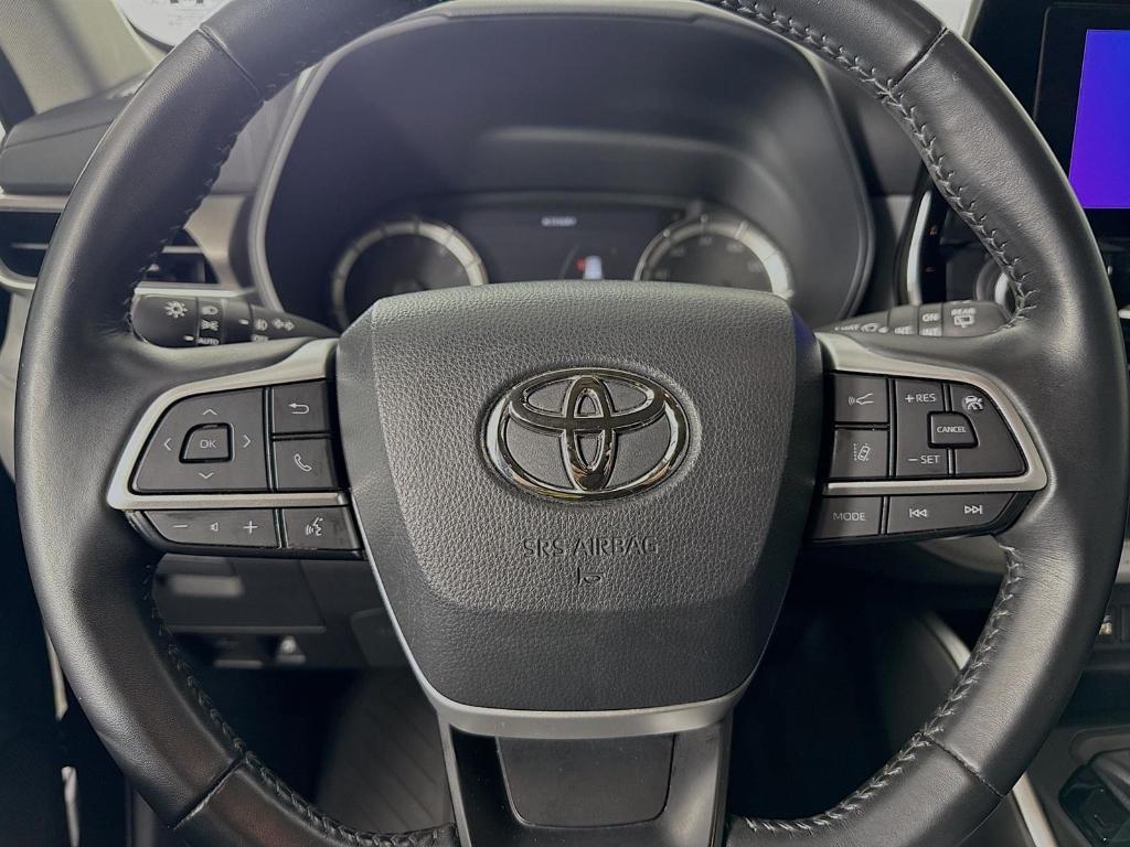 used 2023 Toyota Highlander car, priced at $37,500