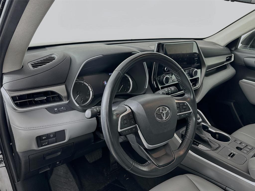 used 2023 Toyota Highlander car, priced at $38,500