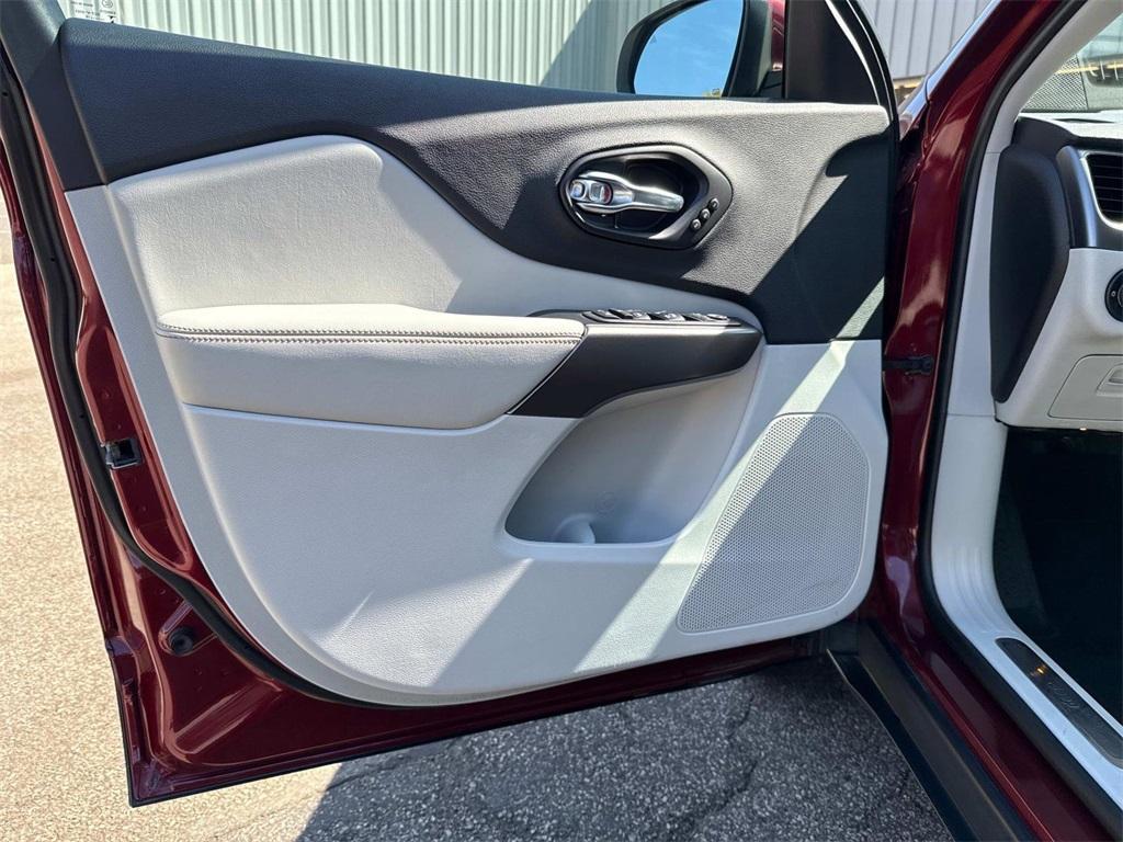 used 2019 Jeep Cherokee car