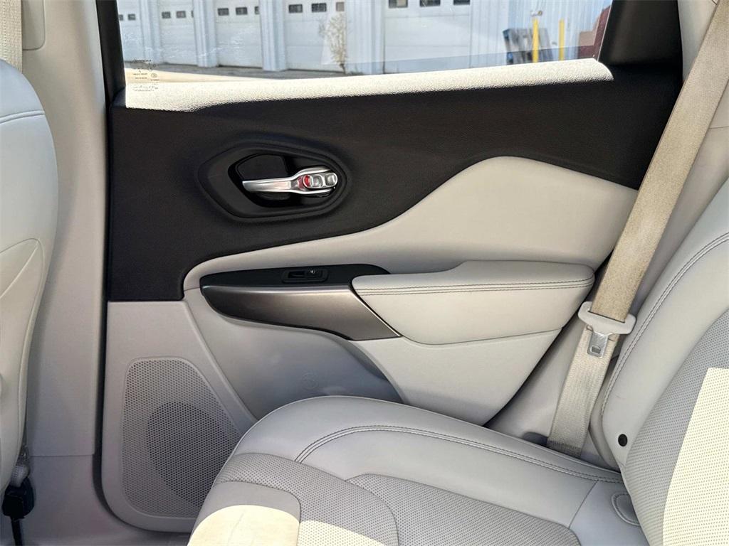 used 2019 Jeep Cherokee car