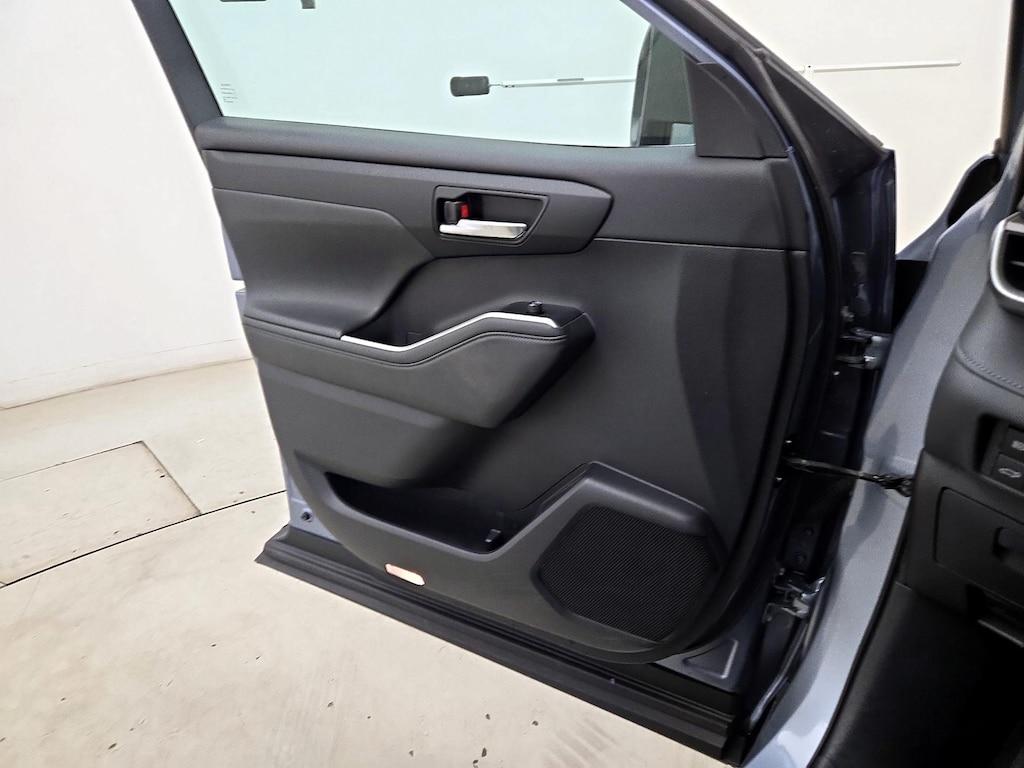 used 2021 Toyota Highlander car, priced at $34,998