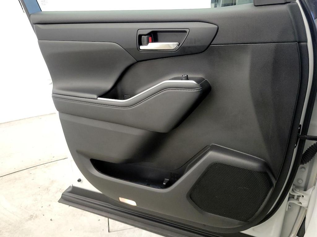 used 2022 Toyota Highlander car, priced at $35,998