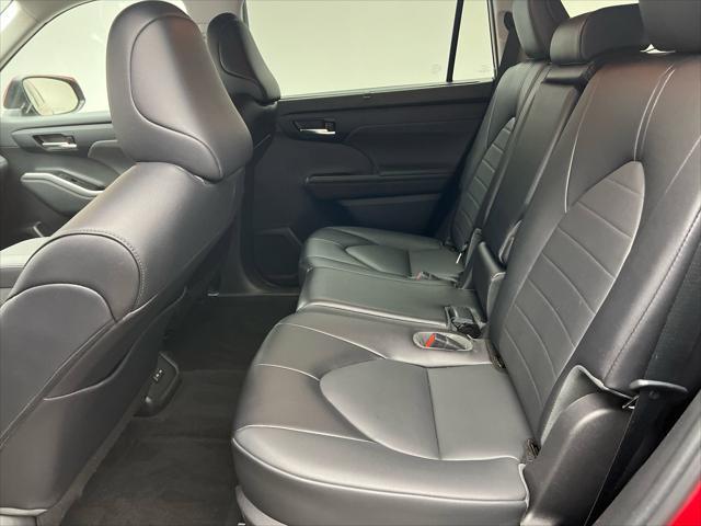 used 2022 Toyota Highlander car, priced at $35,599