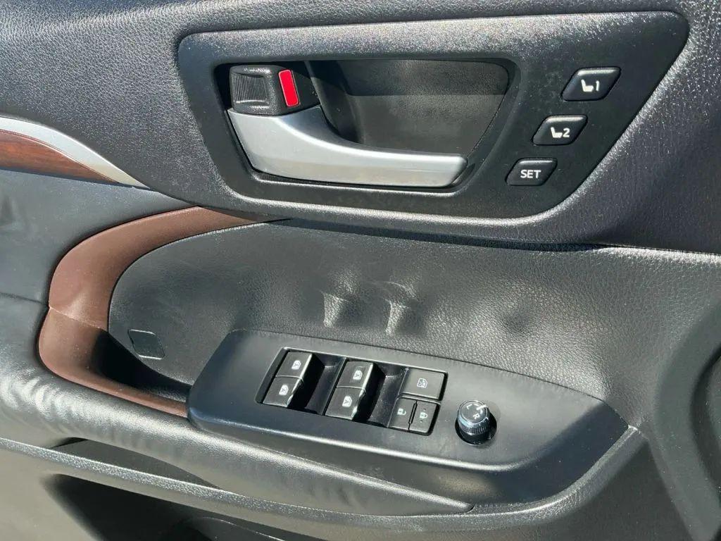 used 2015 Toyota Highlander car, priced at $19,984
