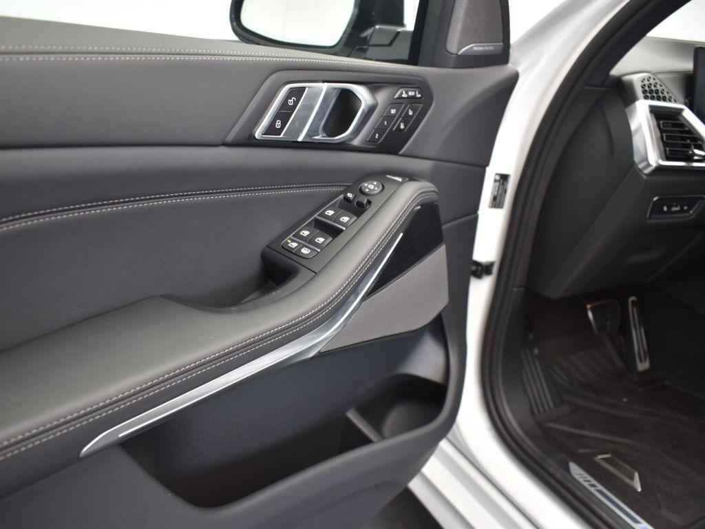 new 2026 BMW X7 car, priced at $100,165