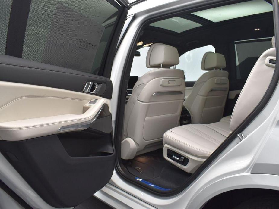 new 2025 BMW X7 car, priced at $100,350