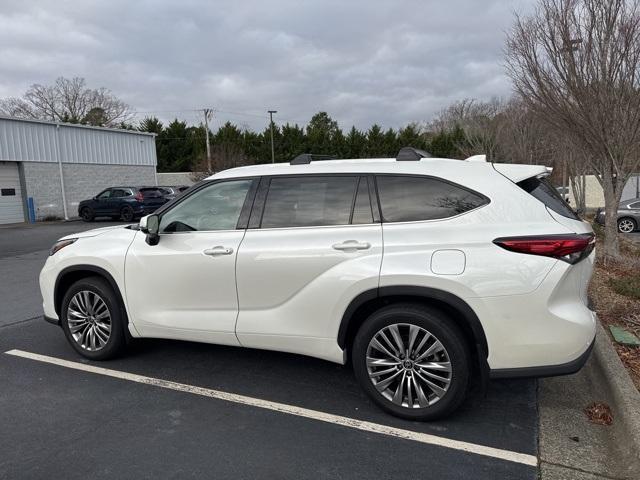 used 2021 Toyota Highlander car, priced at $37,500