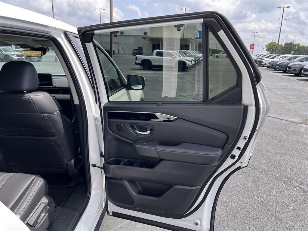 new 2025 Honda Pilot car, priced at $43,505