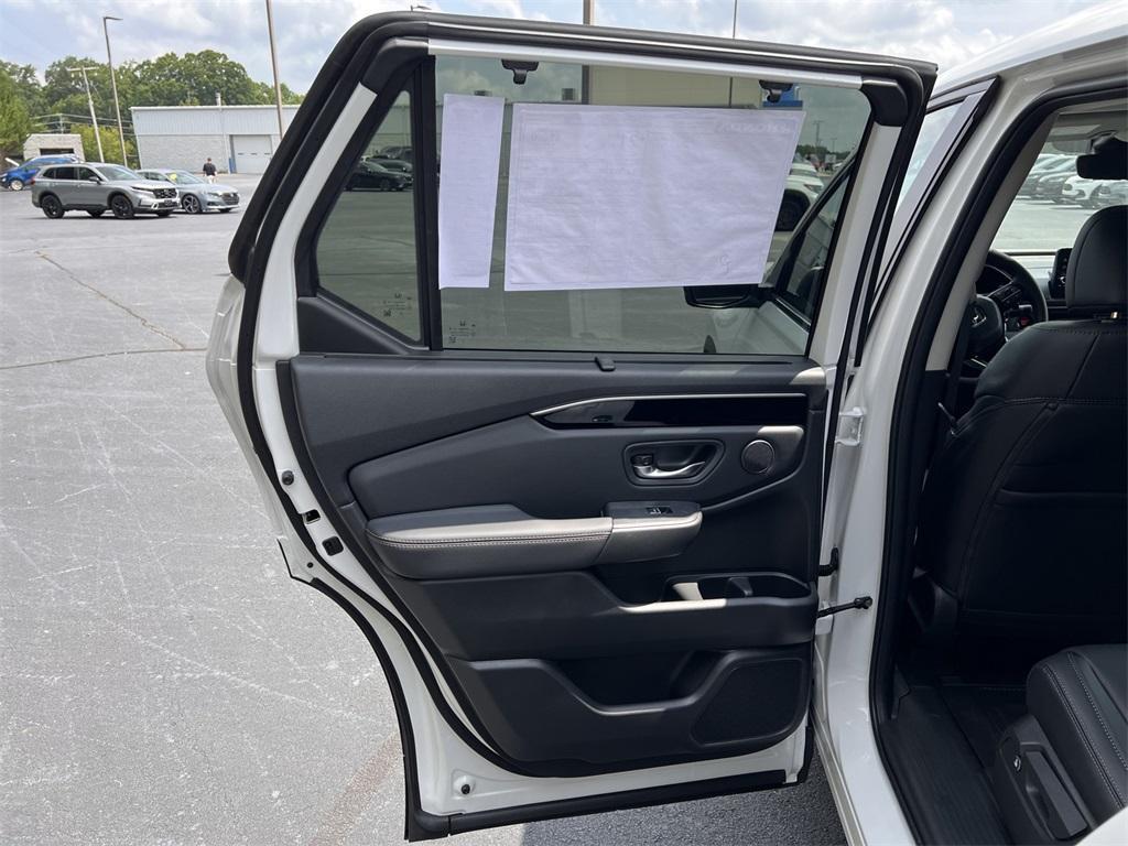 new 2025 Honda Pilot car, priced at $43,505