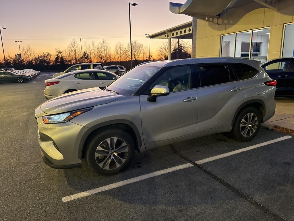 used 2020 Toyota Highlander car, priced at $25,500