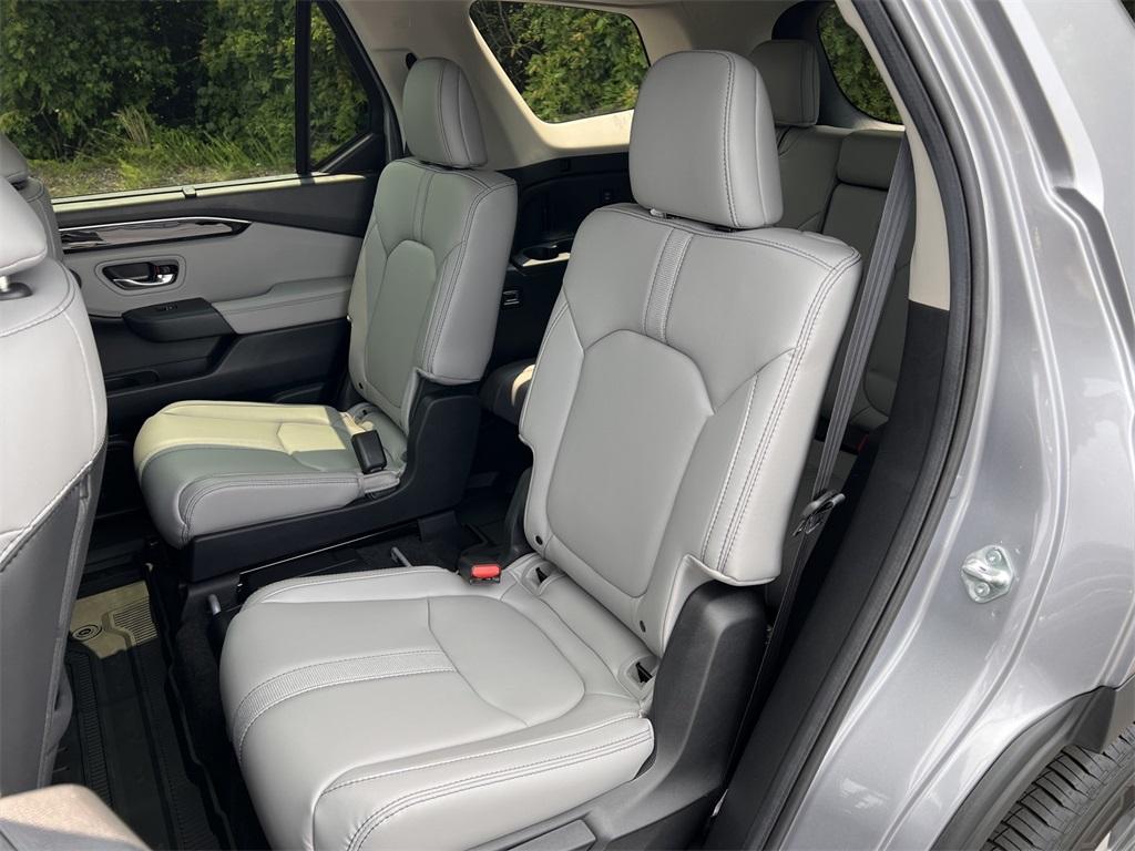 new 2025 Honda Pilot car, priced at $40,950
