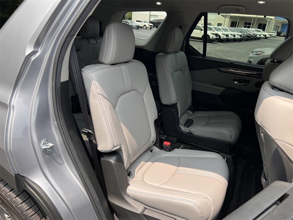 new 2025 Honda Pilot car, priced at $40,950