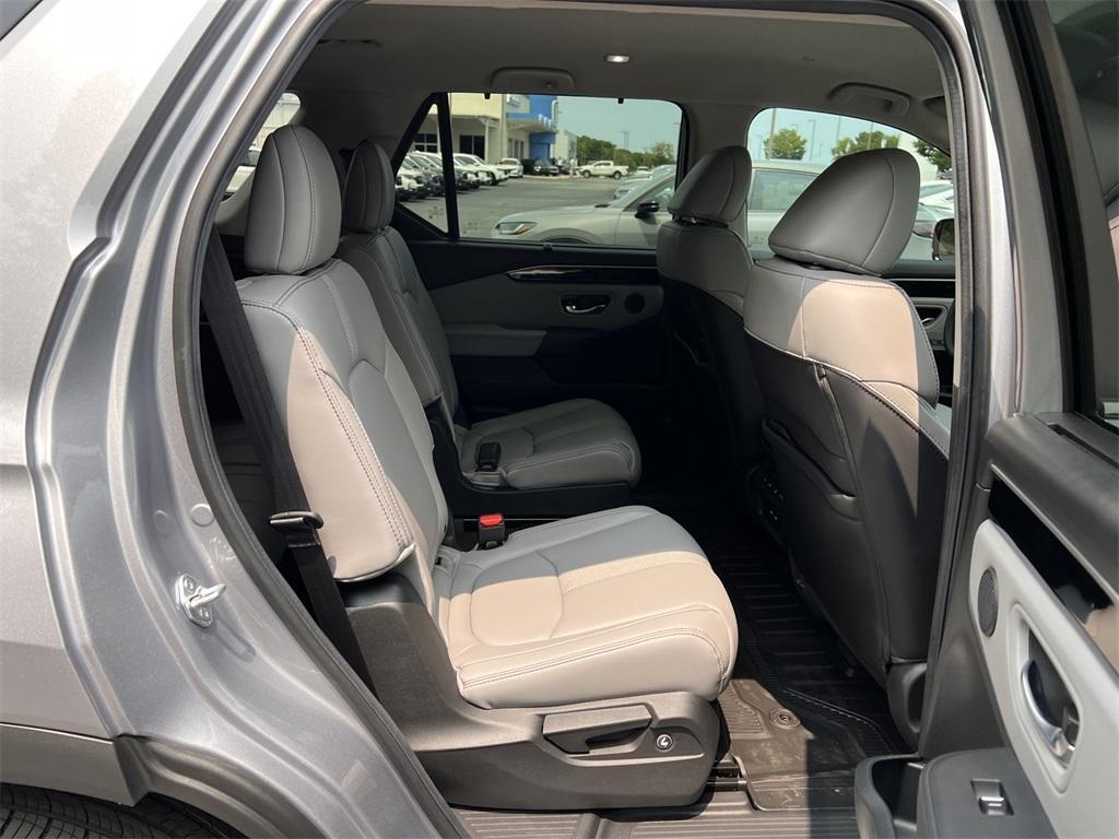 new 2025 Honda Pilot car, priced at $40,950