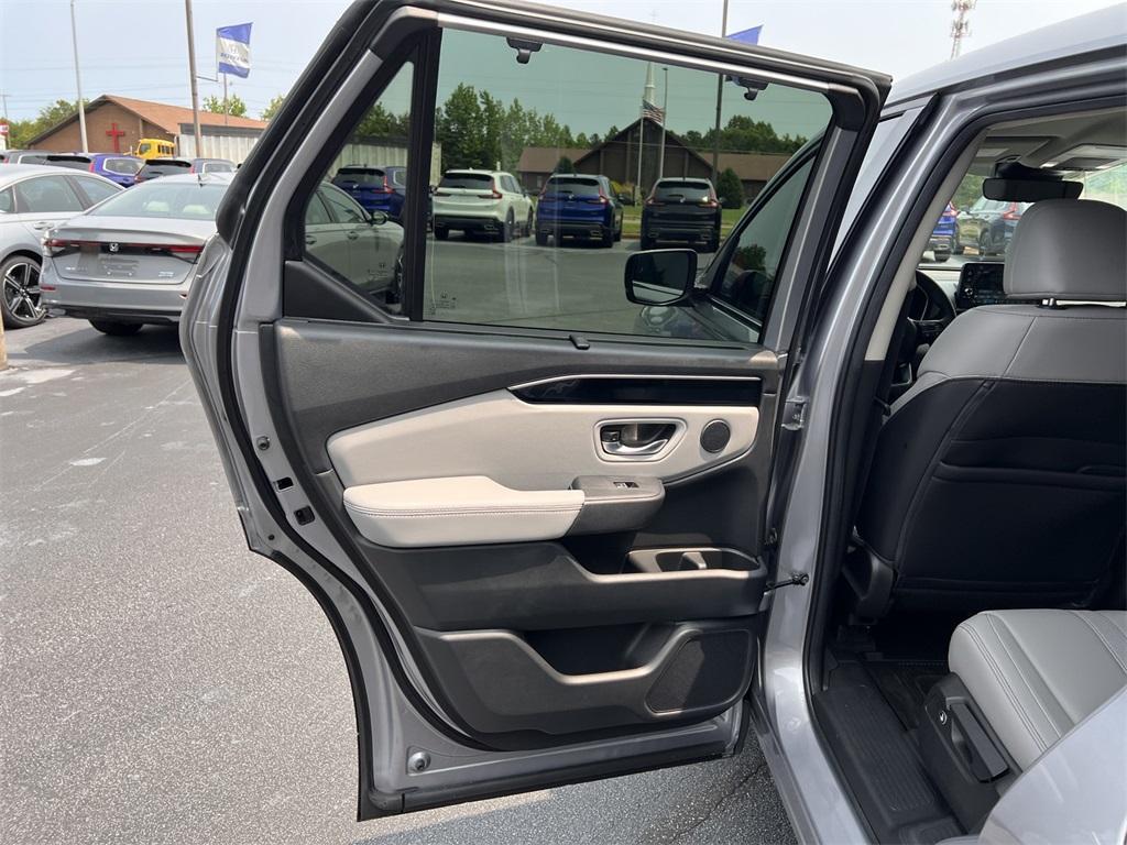 new 2025 Honda Pilot car, priced at $40,950