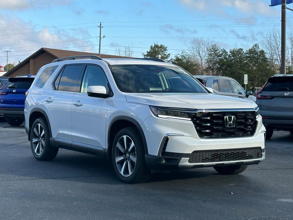 new 2025 Honda Pilot car, priced at $49,170