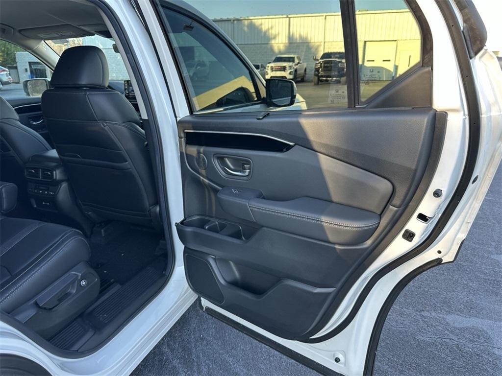 new 2025 Honda Pilot car, priced at $43,450