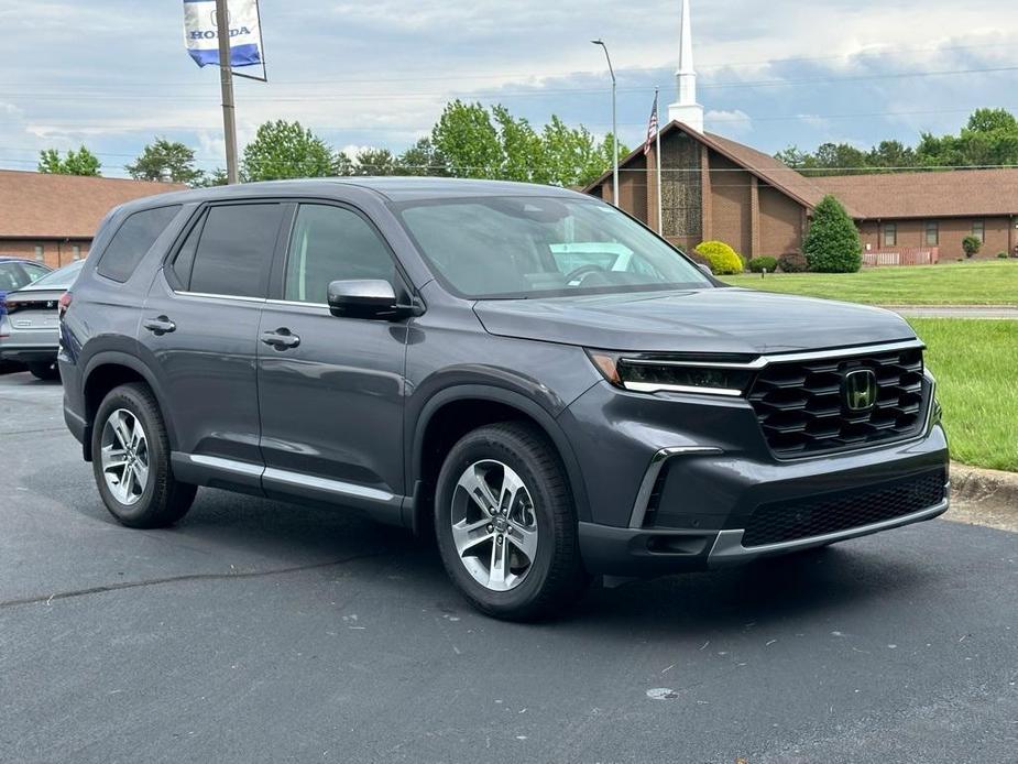 new 2025 Honda Pilot car, priced at $43,925