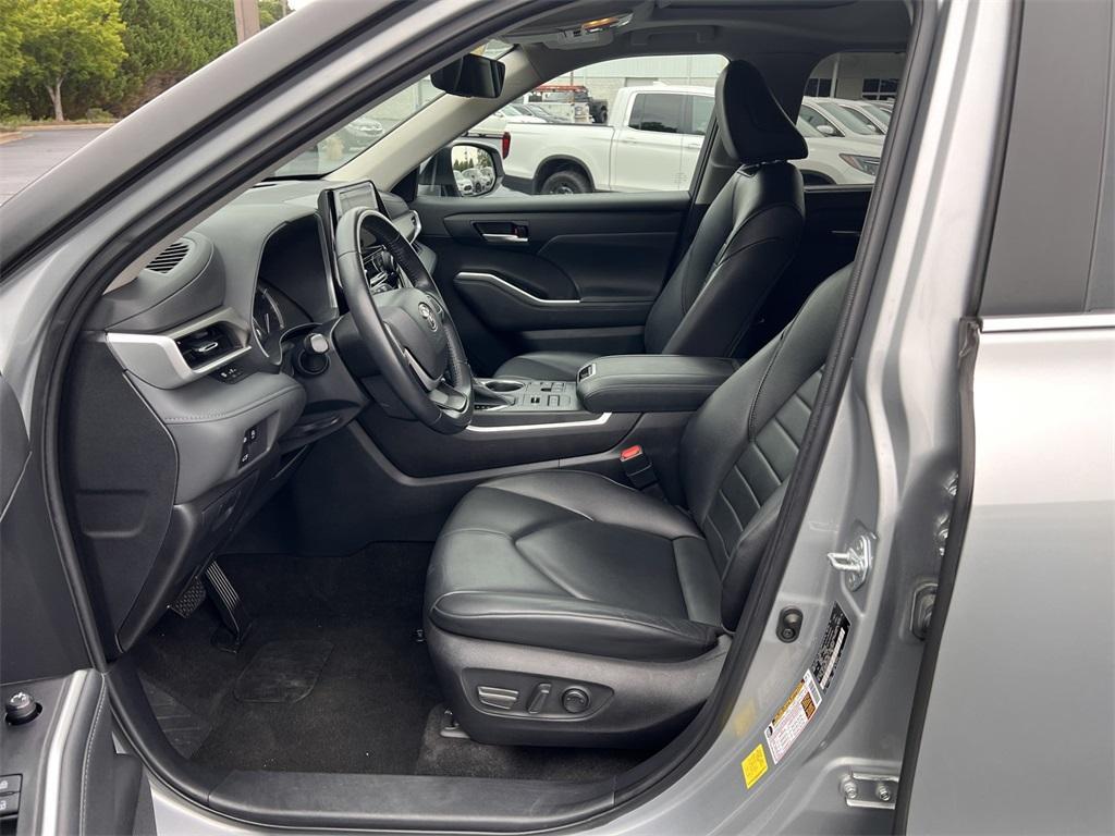 used 2023 Toyota Highlander car, priced at $39,250