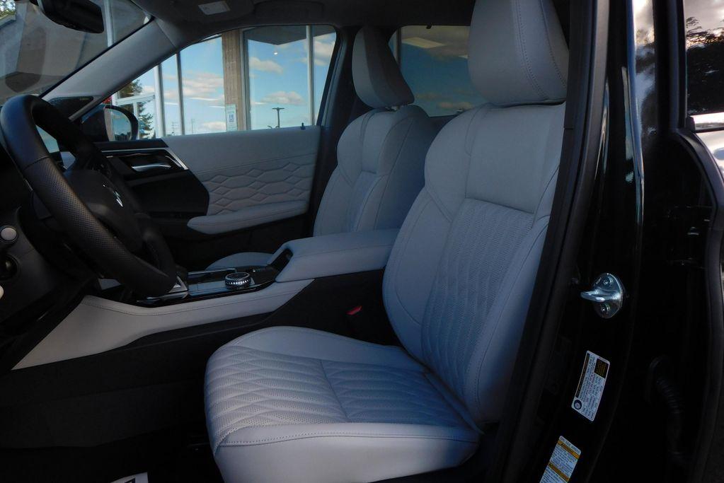 new 2025 Mitsubishi Outlander car, priced at $46,035