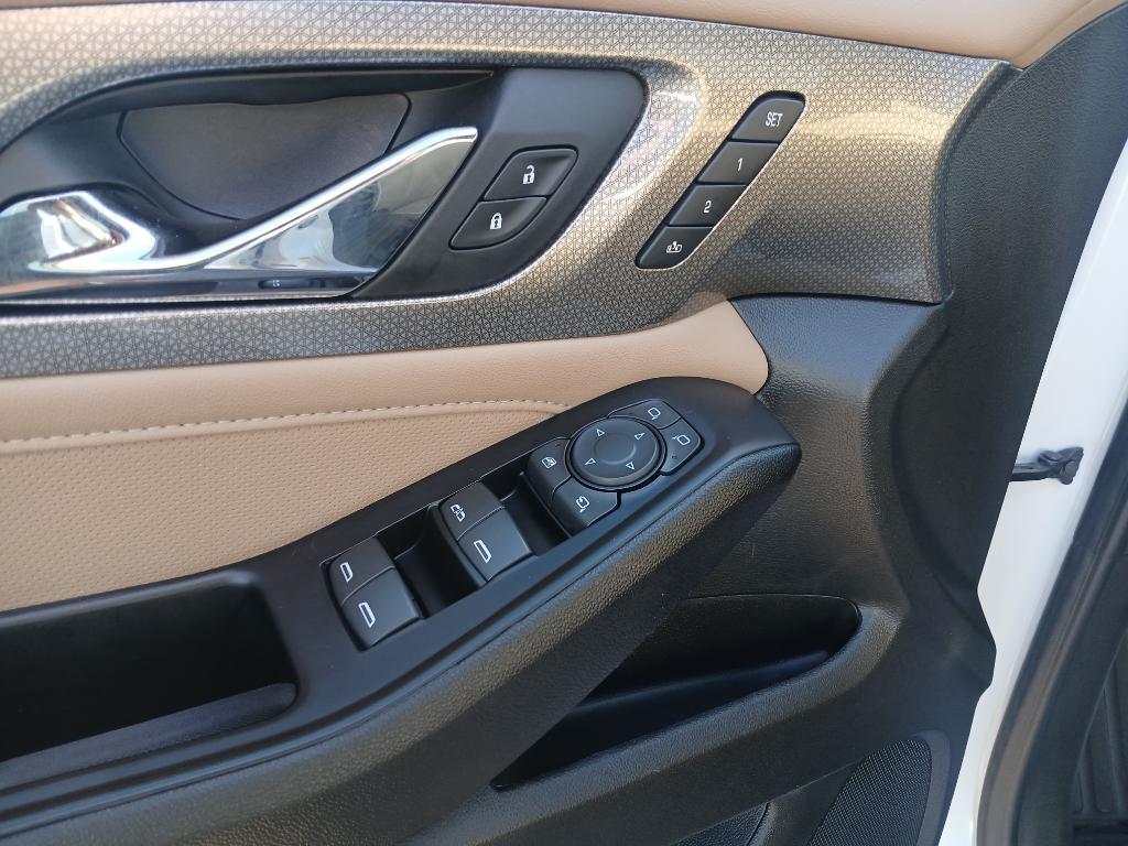 used 2023 Chevrolet Traverse car, priced at $37,394