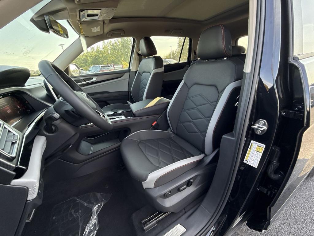new 2025 Volkswagen Atlas car, priced at $40,605