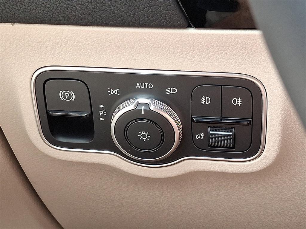 new 2025 Mercedes-Benz GLA 250 car, priced at $44,250