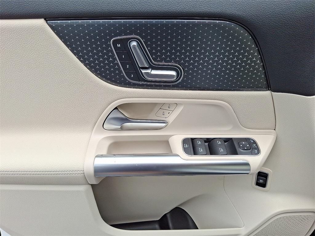 new 2025 Mercedes-Benz GLA 250 car, priced at $44,250