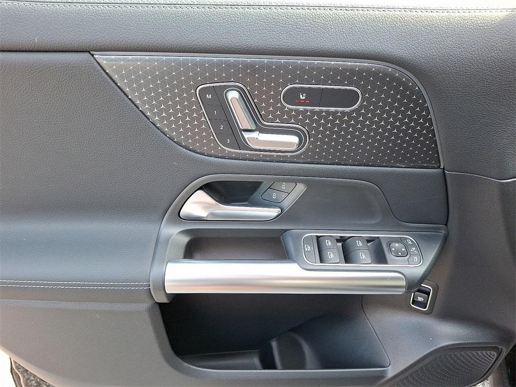 new 2025 Mercedes-Benz GLA 250 car, priced at $47,295