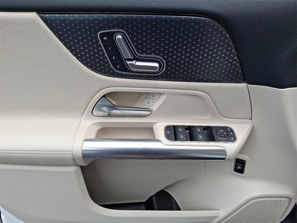 new 2025 Mercedes-Benz GLA 250 car, priced at $44,250