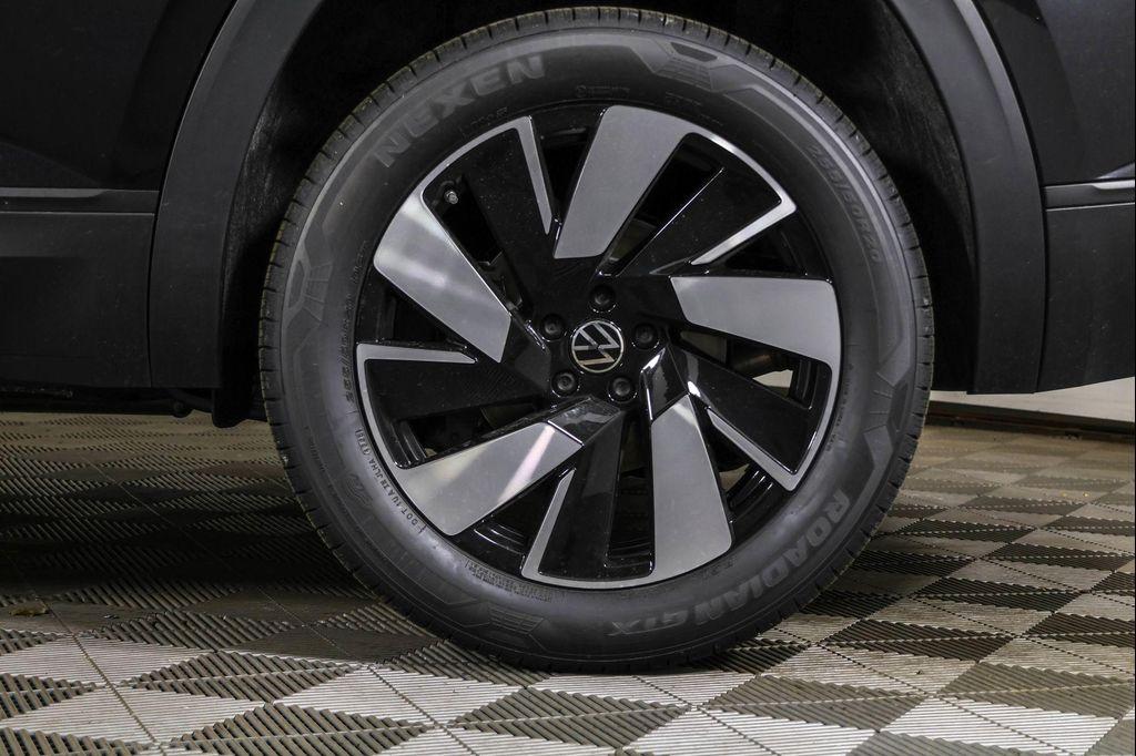 new 2026 Volkswagen Atlas Cross Sport car, priced at $45,203