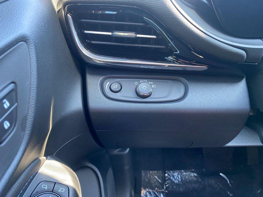 new 2025 Buick Envista car, priced at $25,385