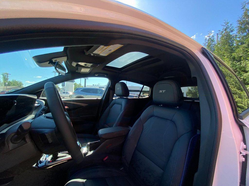 new 2025 Buick Envista car, priced at $25,385