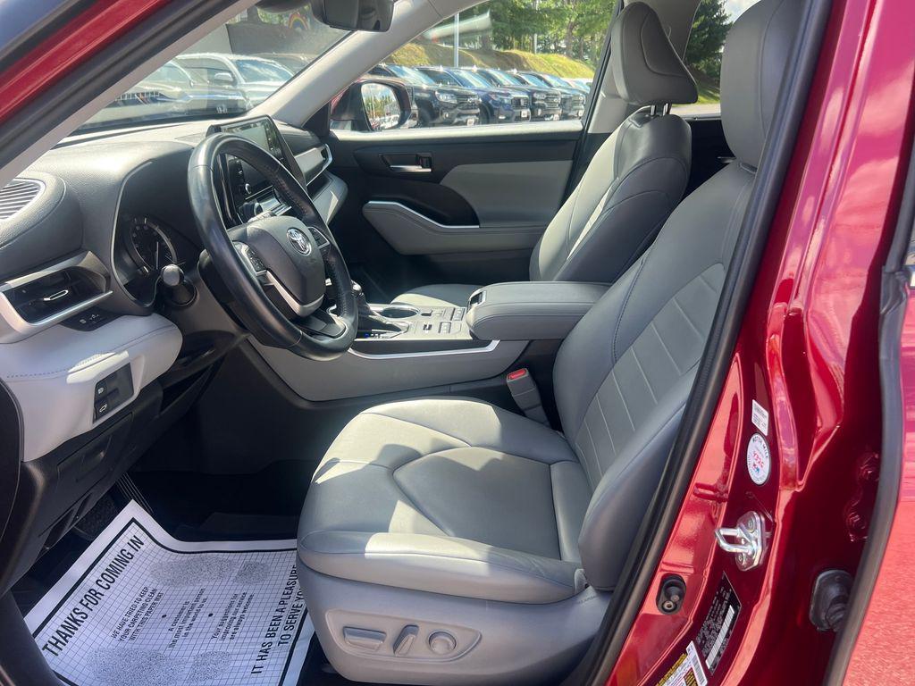 used 2022 Toyota Highlander car, priced at $36,987
