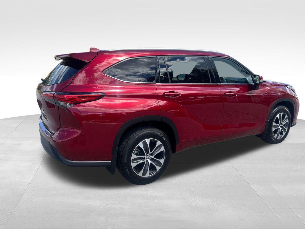 used 2022 Toyota Highlander car, priced at $36,987